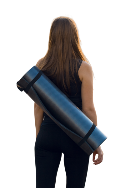 Parktaki güzel sonbahar tepelerinde gün batımında yoga yapan sağlıklı genç bir kadın..