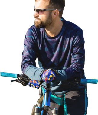 Dağın zirvelerini şortlu ve formalı bisikletçilerle modern karbon donanımlı çatallı bisikletle fethediyor.