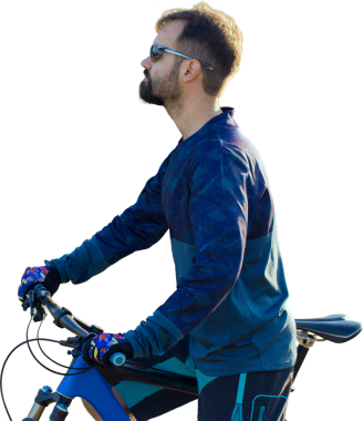 Şortlu ve formalı bisikletçi, modern karbon kuyruklu motorsikletli. Uçurumun kenarında, yeşil bahar ormanlarının arka planında duran bir hava süspansiyon çatalı var.