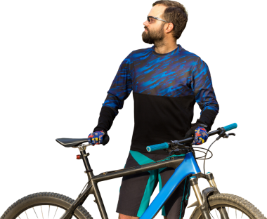 Dağın zirvelerini şortlu ve formalı bisikletçilerle modern karbon donanımlı çatallı bisikletle fethediyor.