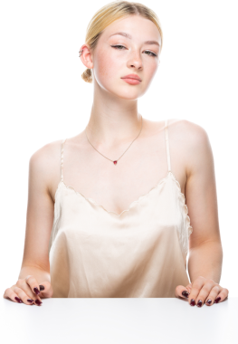 Altın kapaklı çilli genç sarışın bir kız. Stüdyoda beyaz arka planda bir kadının güzel portresi..