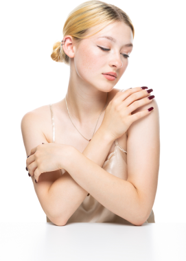 Altın kapaklı çilli genç sarışın bir kız. Stüdyoda beyaz arka planda bir kadının güzel portresi..