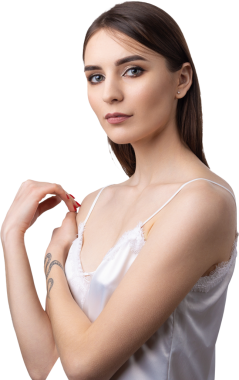 Temiz ciltli, doğal makyajlı ve gri arka planda beyaz dişli güzel bir kadın.