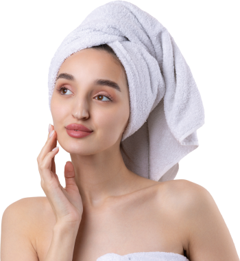 Kalın kaşlı güzel bir kız, beyaz arka planda mükemmel bir ten, kafasında havlu, güzel bir fotoğraf..