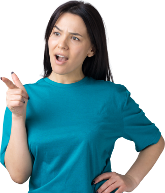 Mavi tişörtlü, parmaklarını gösteren mutlu beyaz kadın.