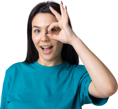 Gülümseyen kız el kol hareketi yapıyor.