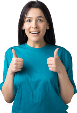 Mavi tişörtlü mutlu, beyaz bir kadın baş parmak işareti yapıyor ve gülümsüyor. İyi iş ve saygı..