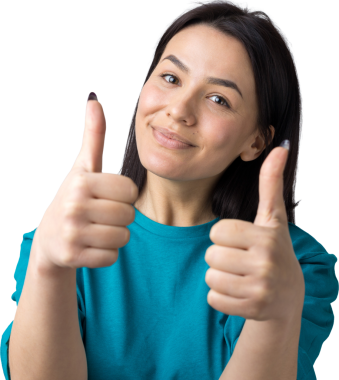 Mavi tişörtlü mutlu, beyaz bir kadın baş parmak işareti yapıyor ve gülümsüyor. İyi iş ve saygı..