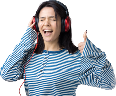 Çizgili yelek giymiş genç bir kız stüdyoda kırmızı kulaklıkla müzik dinliyor ve dans ediyor..