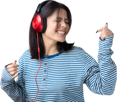 Çizgili yelek giymiş genç bir kız stüdyoda kırmızı kulaklıkla müzik dinliyor ve dans ediyor..