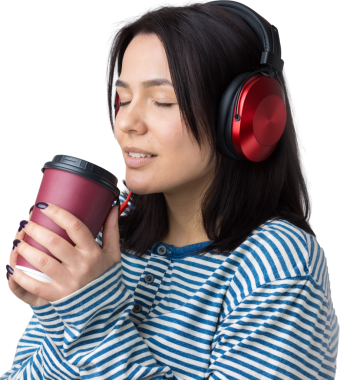 Çizgili yelek giymiş genç bir kız stüdyoda kırmızı kulaklıkla müzik dinliyor ve dans ediyor..