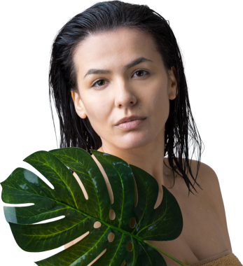 Doğal yeşil palmiye yaprağı portresi olan bir kadın. Moda, güzellik, makyaj, kozmetik.