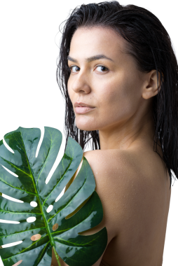 Doğal yeşil palmiye yaprağı portresi olan bir kadın. Moda, güzellik, makyaj, kozmetik.