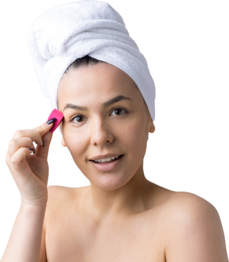 Kafasında beyaz havluyla güzel bir kadın portresi ve pembe bir kalbe bakan bir vücut için sünger. Cilt temizleme eko organik kozmetik rahatlama konsepti.