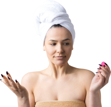 Kafasında beyaz havluyla güzel bir kadın portresi ve pembe bir kalbe bakan bir vücut için sünger. Cilt temizleme eko organik kozmetik rahatlama konsepti.