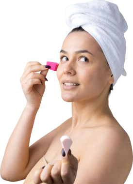 Kafasında beyaz havluyla güzel bir kadın portresi ve pembe bir kalbe bakan bir vücut için sünger. Cilt temizleme eko organik kozmetik rahatlama konsepti.