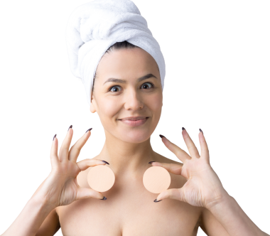 Kafasında beyaz havluyla güzel bir kadın portresi ve pembe bir kalbe bakan bir vücut için sünger. Cilt temizleme eko organik kozmetik rahatlama konsepti.