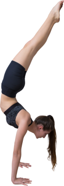 Karantina sırasında evde yoga yapan genç bir kadın esneme egzersizleri yapıyor. Minimalist boş iç mekan, beton duvar.