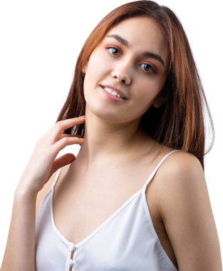 Temiz ciltli, doğal makyajlı ve gri arka planda beyaz dişli güzel bir kadın.