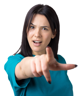 Mavi tişörtlü, parmaklarını gösteren mutlu beyaz kadın.