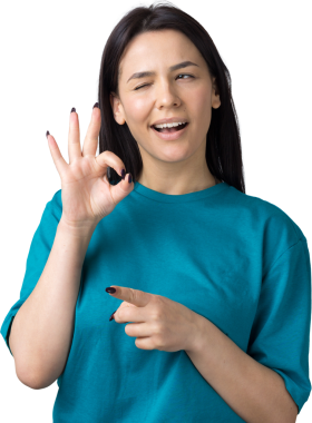 Gülümseyen kız el kol hareketi yapıyor.