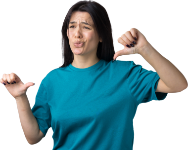 Mavi kolsuz tişörtlü genç bir esmer, olumsuz bir ifadeyle başparmak hareketi yapıyor.