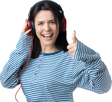 Çizgili yelek giymiş genç bir kız stüdyoda kırmızı kulaklıkla müzik dinliyor ve dans ediyor..