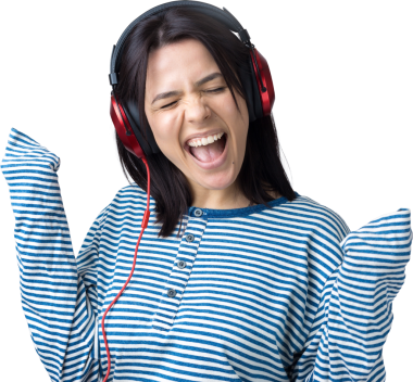 Çizgili yelek giymiş genç bir kız stüdyoda kırmızı kulaklıkla müzik dinliyor ve dans ediyor..