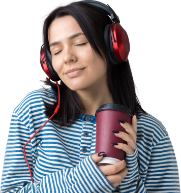 Çizgili yelek giymiş genç bir kız stüdyoda kırmızı kulaklıkla müzik dinliyor ve dans ediyor..