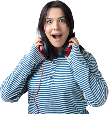 Çizgili yelek giymiş genç bir kız stüdyoda kırmızı kulaklıkla müzik dinliyor ve dans ediyor..