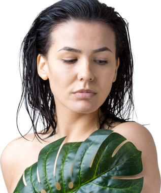 Doğal yeşil palmiye yaprağı portresi olan bir kadın. Moda, güzellik, makyaj, kozmetik.