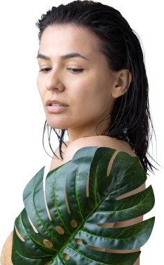 Doğal yeşil palmiye yaprağı portresi olan bir kadın. Moda, güzellik, makyaj, kozmetik.