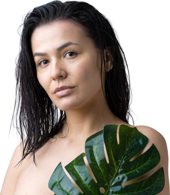 Doğal yeşil palmiye yaprağı portresi olan bir kadın. Moda, güzellik, makyaj, kozmetik.