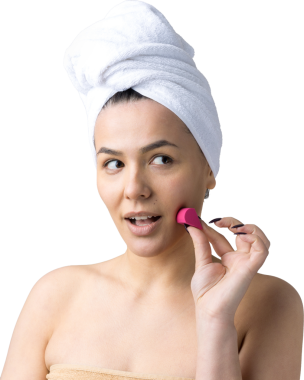 Kafasında beyaz havluyla güzel bir kadın portresi ve pembe bir kalbe bakan bir vücut için sünger. Cilt temizleme eko organik kozmetik rahatlama konsepti.