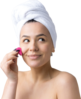 Kafasında beyaz havluyla güzel bir kadın portresi ve pembe bir kalbe bakan bir vücut için sünger. Cilt temizleme eko organik kozmetik rahatlama konsepti.