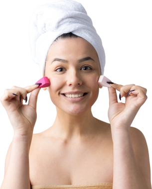 Kafasında beyaz havluyla güzel bir kadın portresi ve pembe bir kalbe bakan bir vücut için sünger. Cilt temizleme eko organik kozmetik rahatlama konsepti.