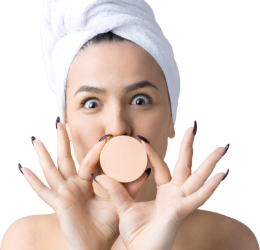 Kafasında beyaz havluyla güzel bir kadın portresi ve pembe bir kalbe bakan bir vücut için sünger. Cilt temizleme eko organik kozmetik rahatlama konsepti.