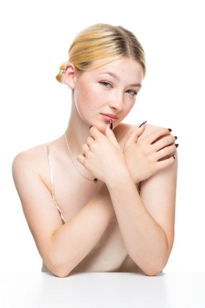 Altın kapaklı çilli genç sarışın bir kız. Stüdyoda beyaz arka planda bir kadının güzel portresi..