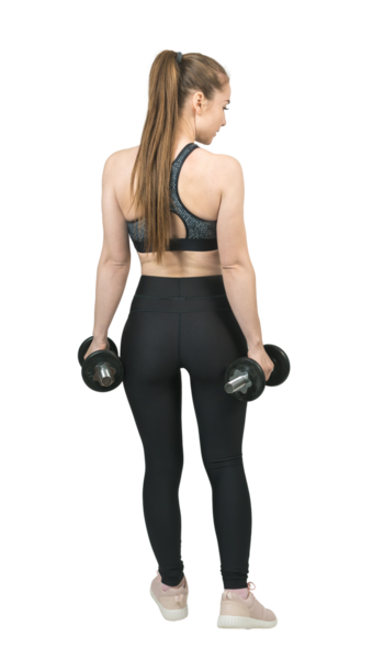 Karantina sırasında evde yoga yapan genç bir kadın esneme egzersizleri yapıyor. Minimalist boş iç mekan, beton duvar.