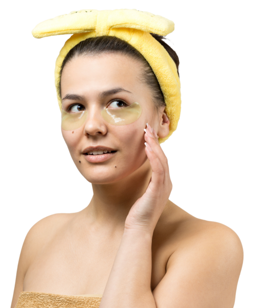 Kafasında beyaz havluyla gezen genç bir kız gözlerinin altına kolajen jel bantlar takıyor. Göz teması altında maske.