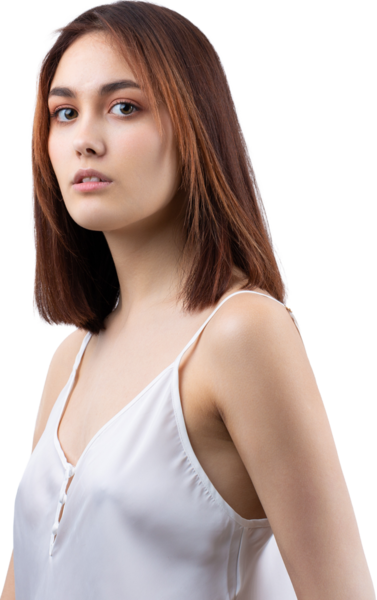 Temiz ciltli, doğal makyajlı ve gri arka planda beyaz dişli güzel bir kadın.