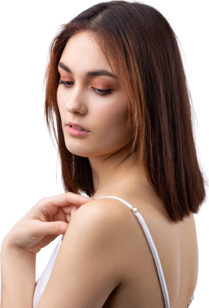 Temiz ciltli, doğal makyajlı ve gri arka planda beyaz dişli güzel bir kadın.