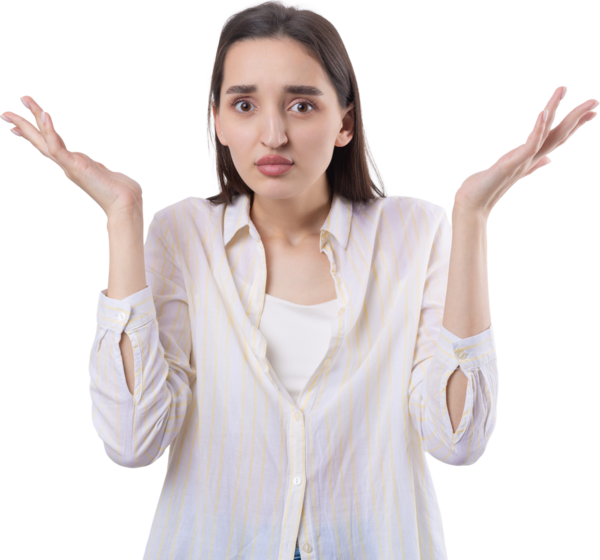 Beyaz arka planda duran şaşırmış yüz ifadesi olan genç ve güzel bir kadın..