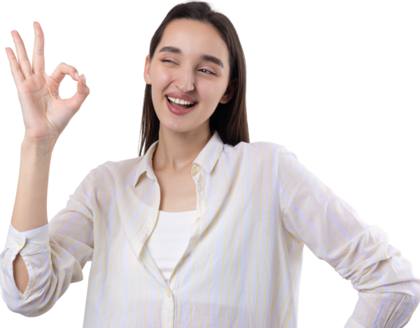 Gülümseyen kız el kol hareketi yapıyor.