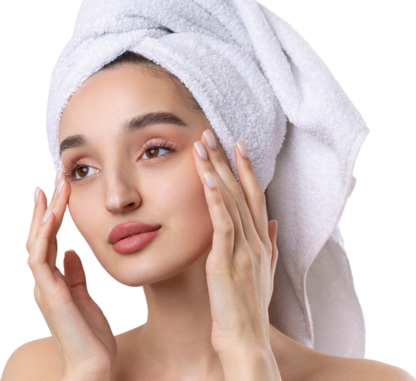 Kalın kaşlı güzel bir kız, beyaz arka planda mükemmel bir ten, kafasında havlu, güzel bir fotoğraf..