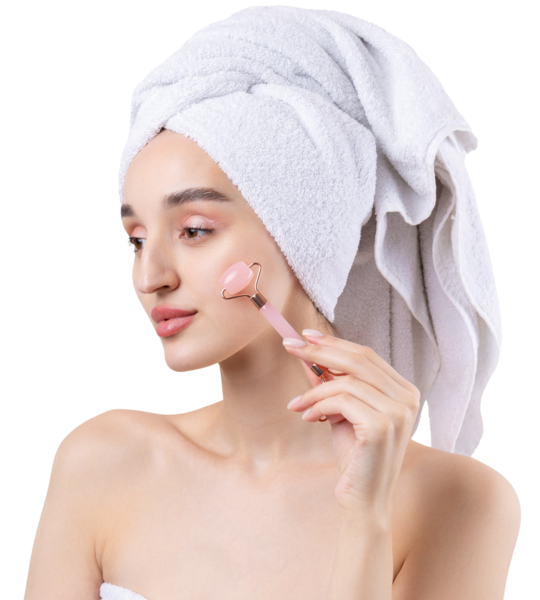 Kalın kaşlı güzel bir kız, beyaz arka planda mükemmel bir ten, kafasında havlu, güzel bir fotoğraf. Kozmetik rulo tutuyor..