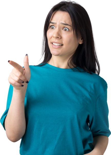 Mavi tişörtlü, parmaklarını gösteren mutlu beyaz kadın.