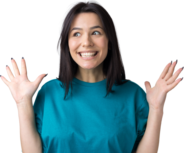 Gri arka planda duran şaşırmış yüz ifadesiyle genç ve güzel bir kadın..