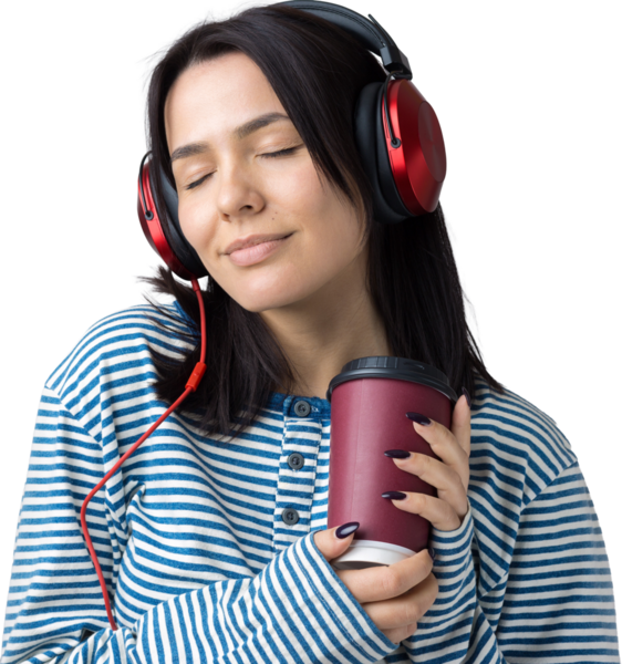 Çizgili yelek giymiş genç bir kız stüdyoda kırmızı kulaklıkla müzik dinliyor ve dans ediyor..