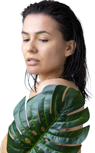 Doğal yeşil palmiye yaprağı portresi olan bir kadın. Moda, güzellik, makyaj, kozmetik.